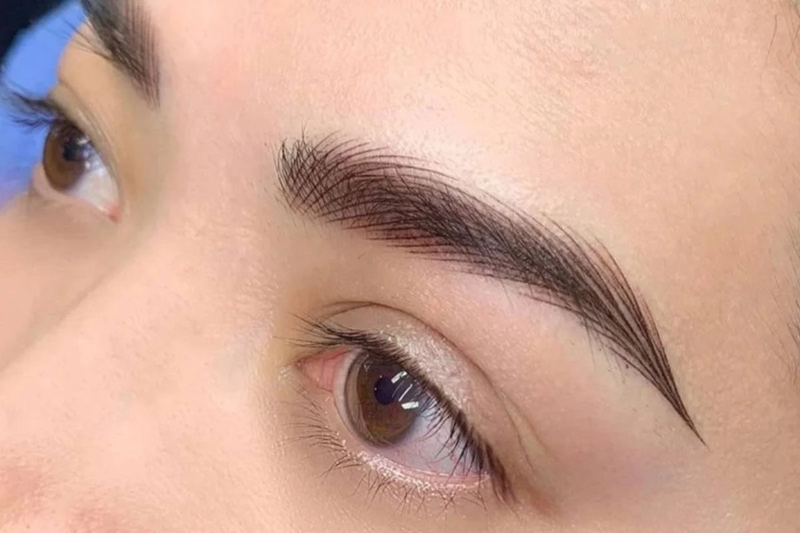 Sulam untuk Kulit Berminyak – Rahasia Warna Tahan Lama, Bentuk Alis Standar untuk Semua Usia dan Wajah